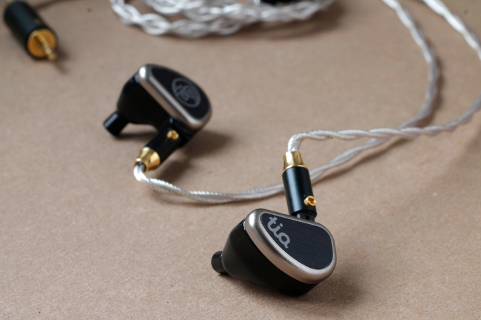 64 Audio Tia Trió