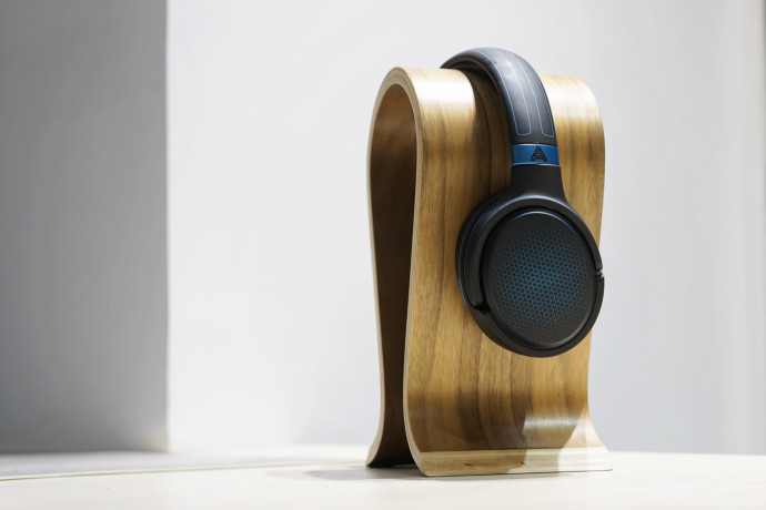 Audeze mobius stand online